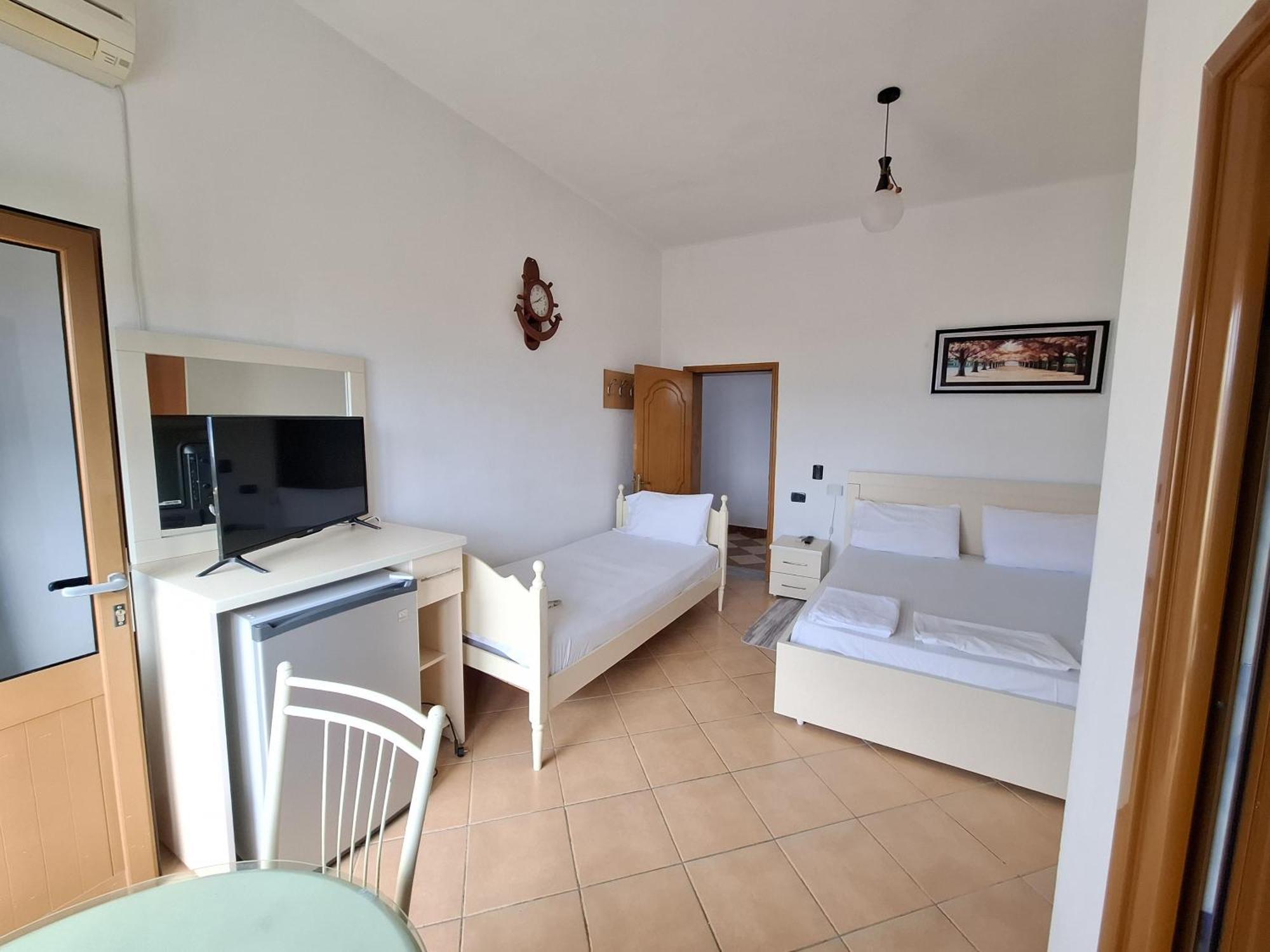 Hotel Sirena Radhime Luaran gambar